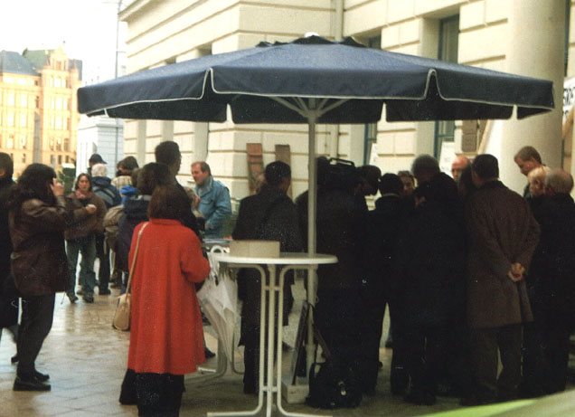 	Mitglieder der Bürgerinitiative im Gespräch mit Mitgliedern des Umweltministeriums auf einer Protestveranstaltung vor der Staatskanzelei in Schwerin ( Landeshauptstadt von Mecklenburg-Vorpommern )