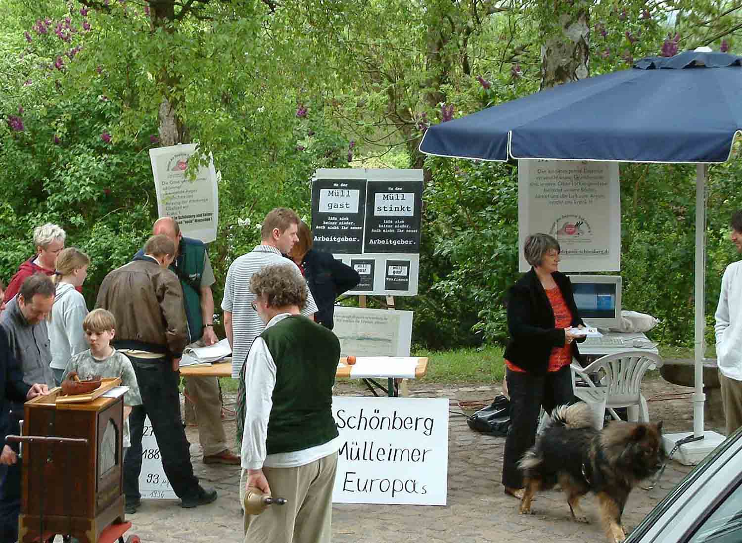 Auch beim Altstadtfest 2003 der Stadt Schönberg ist die Bürgerinitiative präsent