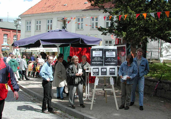 Altstadtfest der Stadt Schönberg - Mitglieder werben Mitglieder - auf Informationstafeln und im Gespräch informiert die BI über ihre Ziele .